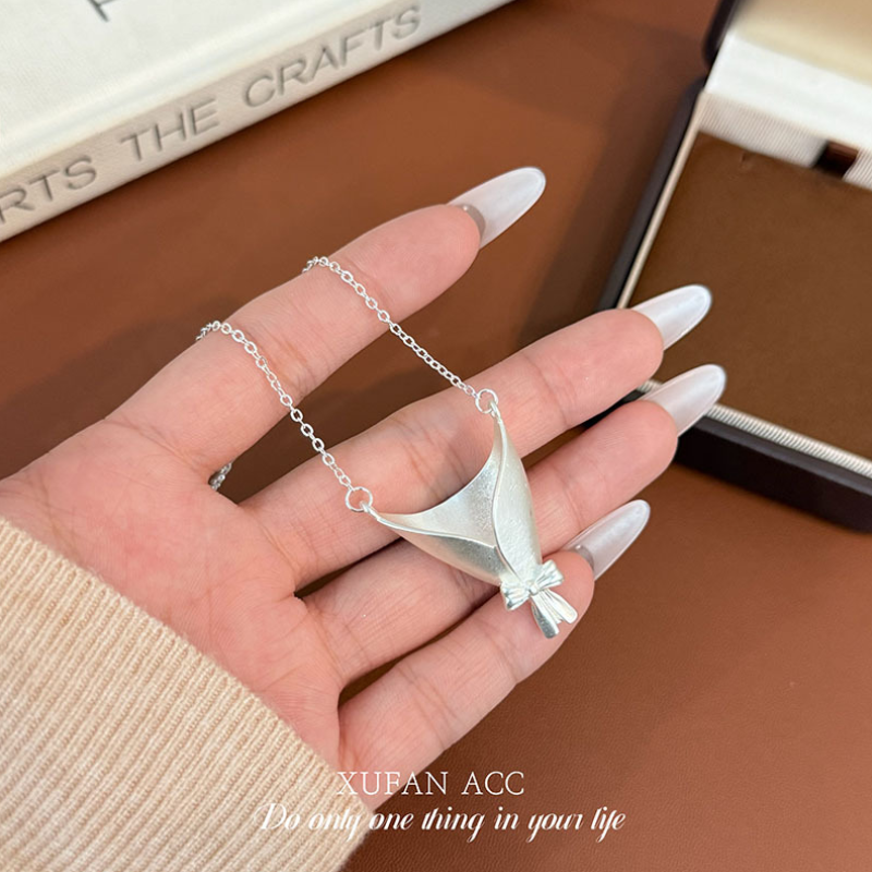 Fashionable Bouquet Necklace