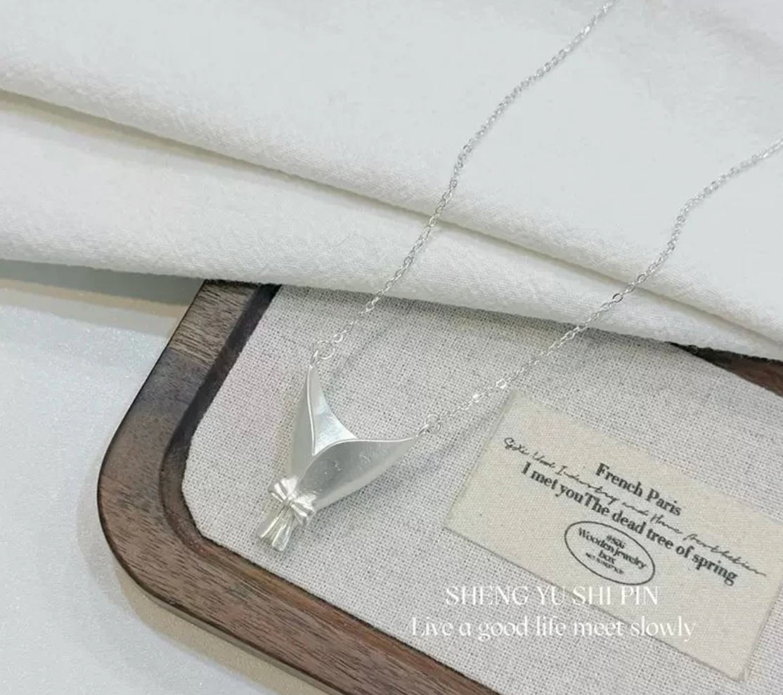 Fashionable Bouquet Necklace