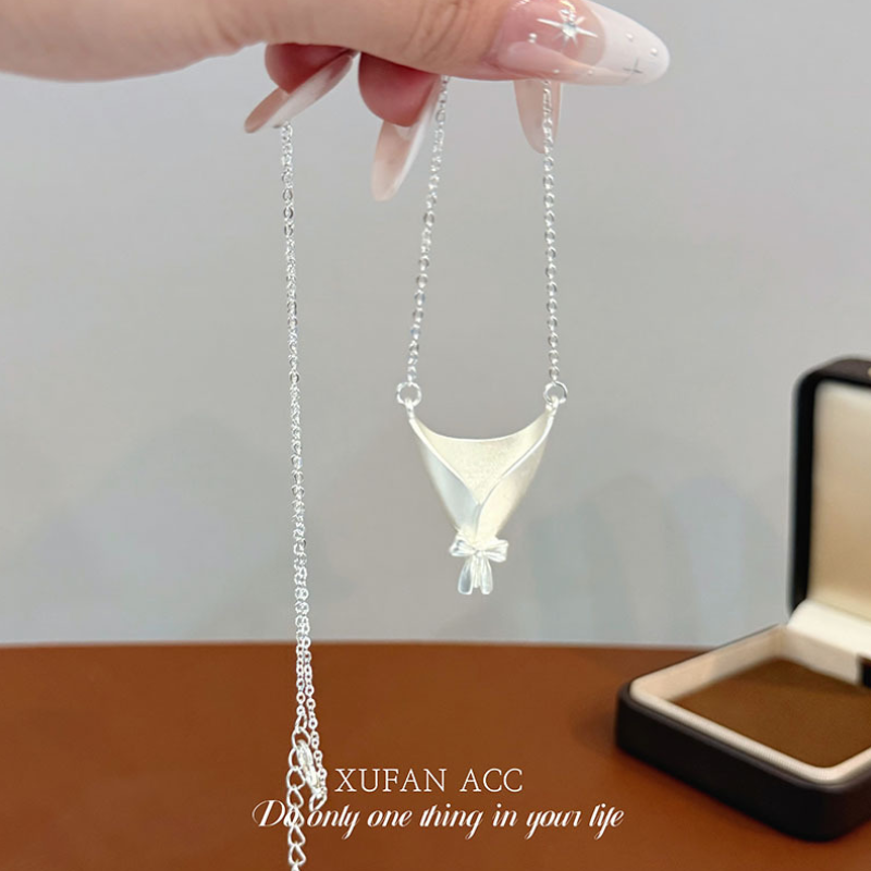 Fashionable Bouquet Necklace